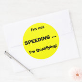 Sticker Rond Je ne suis pas, SPEEDING ..., je suis qualifié! (Enveloppe)