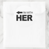 Sticker Rond Je suis avec elle (à gauche) (Sac)