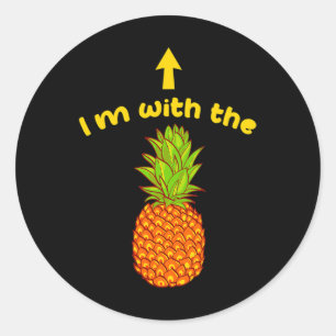 Sticker Rond Je suis avec l'ananas Sarcastique Swinger Matching