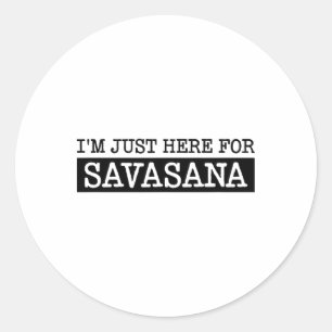 Sticker Rond Je suis juste ici pour Savasana, idée de yoga drôl