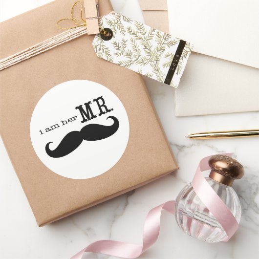 Sticker Rond Je suis la fille Mustache Groom (Cadeaux)