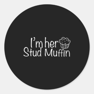 Sticker Rond Je suis son Stud Muffin Application drôle pour cou