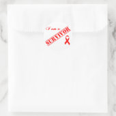 Sticker Rond Je suis un survivant - Ruban Rouge (Sac)