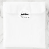 Sticker Rond Je te moustache une question (Sac)