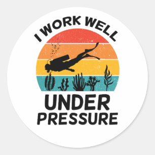 Sticker Rond Je Travaille Bien Sous La Pression. Drôle Plongée