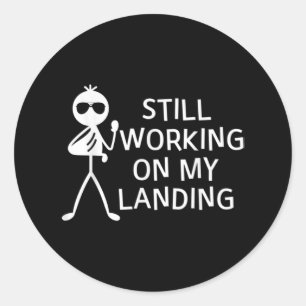 Sticker Rond Je Travaille Toujours Sur Mon Atterrissage De Bras