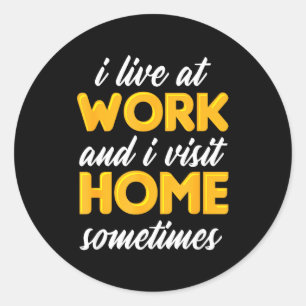 Sticker Rond Je vis au travail et je rentre chez moi parfois po