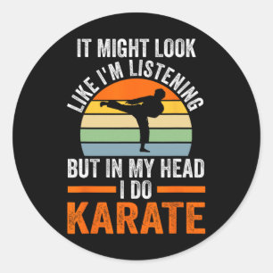 Sticker Rond J'écoute, mais dans ma tête je fais Karate Martial