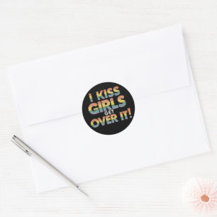 Sticker Rond J'embrasse les filles, passez à autre chose, drôle