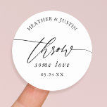 Sticker Rond Jeter Un Peu D'Amour Mariage Confetti Favor<br><div class="desc">Jeter Un Peu D'Amour Mariage Confetti Favoriser Stickers</div>