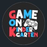 Sticker Rond Jeu Sur La Maternelle Grade Funny Birthday Boy<br><div class="desc">Drôle dit "Jeu en 6e année" Funny Jeu Vidéo Anniversaire Jeu de design coloré. Notre design "Game On Sixième Grade". Parfait pour les champs de football, les élèves intelligents et les petits joueurs, c'est une tenue mignonne et cool pour la journée d'école, les fêtes, les anniversaires. Laissez les garçons et...</div>
