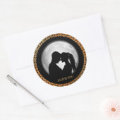 Sticker Rond Jeune couple noir silhouette s'embrasser (Enveloppe)