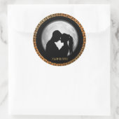 Sticker Rond Jeune couple noir silhouette s'embrasser (Sac)