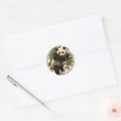 Sticker Rond Jeune panda géant. (Enveloppe)