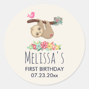 Sticker Rond Joli Brown Sloth penché à l'envers à l'anniversair