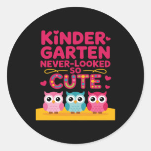 Sticker Rond Joli look de rentrée pour un professeur de materne