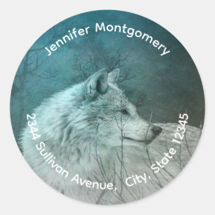 Sticker Rond Joli loup gris dans une forêt foncée Adresse