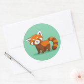 Sticker Rond Joli panda roux sur fond vert (Enveloppe)