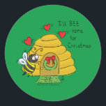 Sticker Rond Jolie Bee Christmas Drôle Cartoon de vacances<br><div class="desc">Êtes-vous à la maison pour Noël ? Dites à votre maman que vous reviendrez à la ruche pour visiter cette fête avec cette adorable bande dessinée d'abeille mignonne ! Parfait dessin drôle pour les apiculteurs et les amateurs d'abeilles!</div>