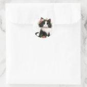 Sticker Rond Jolie Tuxedo Kitten avec Fleurs (Sac)