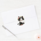 Sticker Rond Jolie Tuxedo Kitten avec Fleurs (Enveloppe)