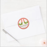 Sticker Rond Jolly Christmas Elf Legs Vacances Petits<br><div class="desc">Pieds elfes amusants portant des collants rayés rouge et ivoire et des bottes vertes avec des cloches de jingle, et vos détails de Noël de vacances en lettrage chic, ces petits autocollants sont beaux pour les faveurs de fête, les cadeaux, les enveloppes d'invitation, les cadeaux alimentaires faits maison et plus...</div>