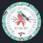 Sticker Rond Jote Christmas Bird Motif Texte Modèle<br><div class="desc">Nous vous souhaitons un très joyeux Noël et un heureux texte de la nouvelle année 1016 est personnalisable avec le nom de famille et joli oiseau de Noël sur cercle blanc. Customisez seulement votre nom de famille ou tout le texte circulaire. Si vous avez besoin d'aide pour adapter votre texte...</div>