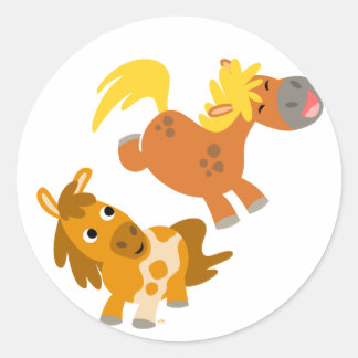Sticker Rond Jouer Ponies caricaturales en jeu