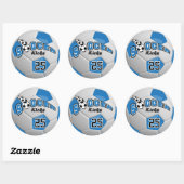 Sticker Rond Joueur de ballon de football bleu donne un coup de (Feuille)