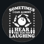 Sticker Rond Joueur de bowling à dix broches Quote Bowling cade<br><div class="desc">Drôle de dire Parfois je peux presque entendre le dessin de la Ten Pin riant pour l'équipe, le club, le bowler et le joueur de bowling. Grand motif bowler avec une boule de bowling et épingles pour le tournoi de bowling ou la soirée bowling sur la piste de bowling pour...</div>