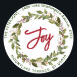 Sticker Rond Joy Christmas Wreath Holly Berries Adresse de reto<br><div class="desc">Cet autocollant d'adresse de retour festif comporte le mot "Joy" en rouge manuscrit au milieu d'une couronne de Noël sainte et baies,  ainsi que votre nom et adresse qui l'entoure. Belle expression pour vos enveloppes et paquets pour la période des fêtes de Noël !</div>