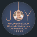 Sticker Rond JOY Photo Marine Blue Christmas Retourner Adresse<br><div class="desc">Célébrez les joies simples de la saison avec ces photos personnalisées bleu marine et faux cuivre rond étiquettes d'adresse / enveloppes scellés. Le texte sur ce modèle est facile à customiser. (CONSEIL EN MATIÈRE DE PLACEMENT D'IMAGE : Une façon de centrer une photo exactement comment vous voulez est de la...</div>