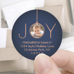 Sticker Rond JOY Photo Marine Blue Christmas Retourner Adresse<br><div class="desc">Célébrez les joies simples de la saison avec ces photos personnalisées bleu marine et faux cuivre rond étiquettes d'adresse / enveloppes scellés. Le texte sur ce modèle est facile à customiser. (CONSEIL EN MATIÈRE DE PLACEMENT D'IMAGE : Une façon de centrer une photo exactement comment vous voulez est de la...</div>