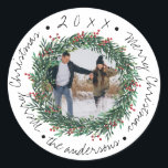 Sticker Rond  Joyeuse couronne de Noël Berries rouges Nom Photo<br><div class="desc">Joyeux Noël Wreath Red Berries Nom Photo Classic Round Sticker. Ces mignons petits autocollants ont Joyeux Noël écrit dans une jolie police de caractères. Ces autocollants peuvent être customisés en changeant le nom de famille et la photo. Consultez les autres produits de coordination de la collection. Pour toute personnalisation supplémentaire,...</div>