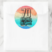 Sticker Rond Joyeux 70e anniversaire jamais eu l'air si bon (Sac)