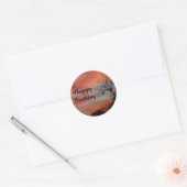 Sticker Rond Joyeux anniversaire, lever de soleil rose avec arb (Enveloppe)