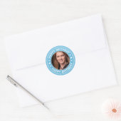 Sticker Rond Joyeux cadre photo d'anniversaire en bleu (Enveloppe)