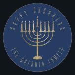 Sticker Rond Joyeux Chanukah Navy Gold Menorah Holiday<br><div class="desc">Cet autocollant présente une menorah dorée sur un arrière - plan bleu marine. Le message ci-dessus dit "Heureux Chanoukah". En dessous de la menorah est un endroit pour votre nom de famille que vous pouvez personnaliser ou enlever si vous voulez.</div>
