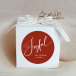 Sticker Rond Joyeux | Élégant Script Red Christmas<br><div class="desc">Ces stickers élégants et festifs de Noël rouge disent "Joyeux" dans la calligraphie moderne en écriture blanche.</div>