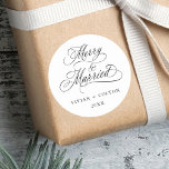 Sticker Rond Joyeux et mariés Nouvelles mauvaises herbes Premie<br><div class="desc">Elégante et romantique calligraphie tourbillonnant "Joyeux & Marié" script avec vos noms et année. Pour une personnalisation plus avancée de cette conception,  cliquez sur le BOUTON OUTIL DESIGN BLEU ci-dessus !</div>