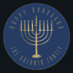 Sticker Rond Joyeux Hanoukka 'Blue Gold Menorah Holiday<br><div class="desc">Cet autocollant présente une menorah dorée sur un arrière - plan bleu marine. Le message ci-dessus dit "Heureux Hanoukka". En dessous de la menorah est un endroit pour votre nom de famille que vous pouvez personnaliser ou enlever si vous voulez.</div>