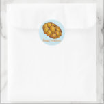 Sticker Rond Joyeux Hanoukka Chanukah Challah Pread Holiday<br><div class="desc">Sticker présente une illustration originale d'une miche de pain d'allah tressé,  avec HAPPY HANOUKKA dans une police amusante. Ne vois-tu pas ce que tu cherches ? Vous avez besoin d'aide pour la personnalisation ? Contactez Rebecca pour avoir quelque chose conçu pour vous.</div>