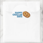 Sticker Rond Joyeux Jours de Challah Pain Hanoukka Chanukah<br><div class="desc">Il présente une illustration originale d'une miche de pain d'allah tressé, avec HAPPY CHALLAH DAYS dans une police amusante. Super pour Hanoukka ! Cette illustration est également disponible sur d'autres produits. Ne vois-tu pas ce que tu cherches ? Vous avez besoin d'aide pour la personnalisation ? Contactez Rebecca pour avoir...</div>