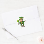 Sticker Rond Joyeux Leprechaun et Shamrock (Enveloppe)