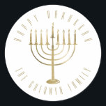 Sticker Rond Joyeux Noël Hanoukka Menorah<br><div class="desc">Cet autocollant présente une menorah dorée. Le message ci-dessus dit "Heureux Hanoukka". En dessous de la menorah est un endroit pour votre nom de famille que vous pouvez personnaliser ou enlever si vous voulez.</div>