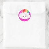 Sticker Rond Joyeux nuage arc-en-ciel sur rose chaud (Sac)