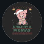 Sticker Rond Joyeux Pigmas Funky Pig Christmas Pun<br><div class="desc">joyeux porcelets - joyeux Noël avec un cochon. Un jeu de mots amusant avec des cochons et Noël. Un motif moche de noël pour les amateurs de cochons. Le cochon porte des lumières féeriques.</div>