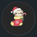 Sticker Rond Joyeux Slothmas Drôle Fantaisie Pour Noël<br><div class="desc">Joyeux Noël - Beau Noël avec un paresseux. Un jeu de mots amusant avec fente et noël. Un doux noël pour les amateurs de faille. Le paresseux porte un casquette de Noël</div>