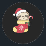 Sticker Rond Joyeux Slothmas Drôle Fantaisie Pour Noël<br><div class="desc">Joyeux Noël - Beau Noël avec un paresseux. Un jeu de mots amusant avec fente et noël. Un doux noël pour les amateurs de faille. Le paresseux porte un casquette de Noël</div>