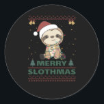 Sticker Rond Joyeux Slothmas Drôle Sloth Christmas Pun<br><div class="desc">Joyeux Noël - Beau Noël avec un paresseux. Un jeu de mots amusant avec des paresseux et noël. Un motif de Noël moche pour amoureux du paresseux. Le paresseux porte un casquette de Noël. Aussi drôle à Noël en juillet.</div>
